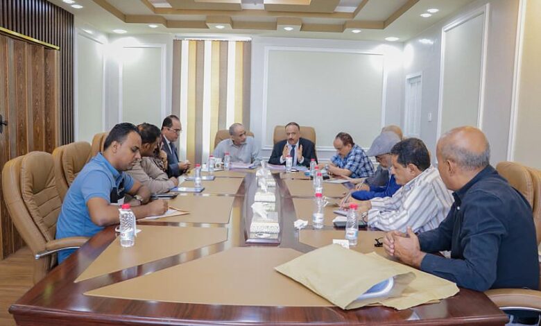 وزير النقل يناقش عدة قضايا متعلقة بمشروعي مطار عدن المستقبلي ومنفذ رأس العارة البحري