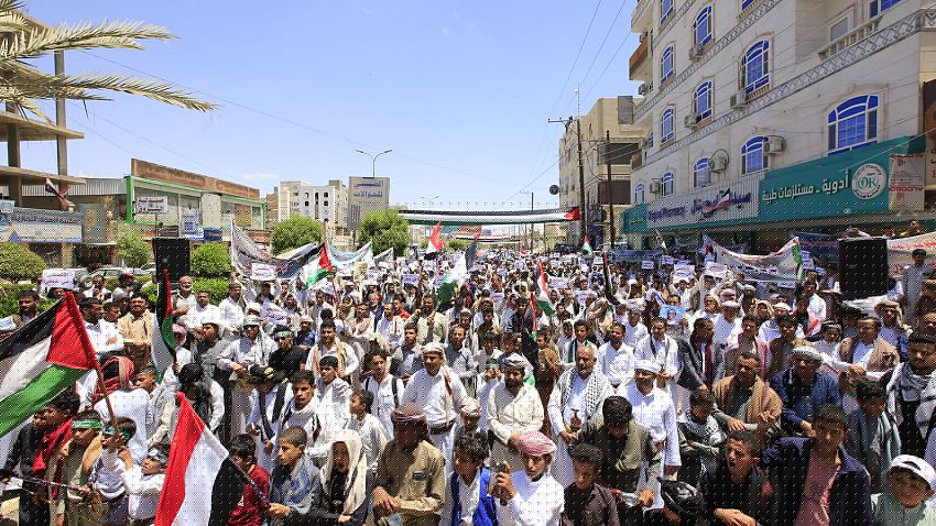 وقفة جماهيرية حاشدة في مأرب تطالب بتحرك دولي عاجل لوقف جرائم الاحتلال في غزة
