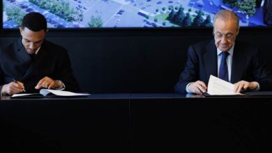 أرنولد يوقع عقود انضمامه إلى ريال مدريد في حضور فلورنتينو بيريز