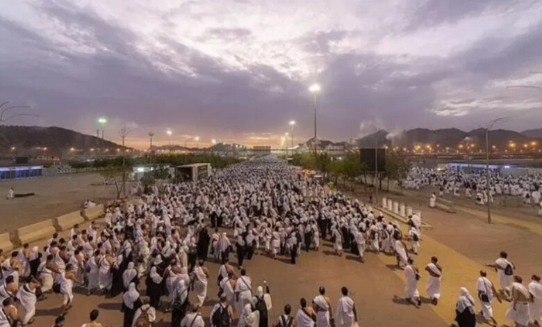 الحجاج يستقرون بمشعر مزدلفة بعد الوقوف بعرفات