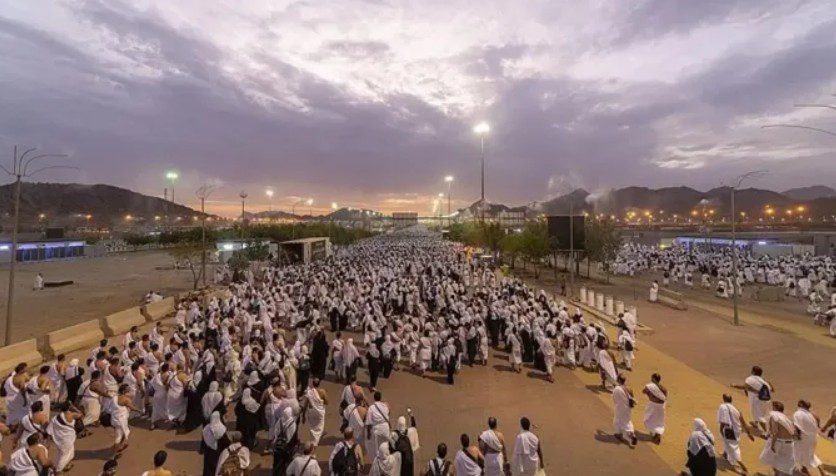 الحجاج يستقرون بمشعر مزدلفة بعد الوقوف بعرفات
