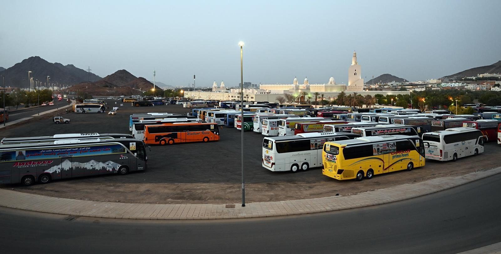 "المواقع المتنقلة" لخدمة الحجاج في حال تعطل حافلاتهم على طريق الهجرة