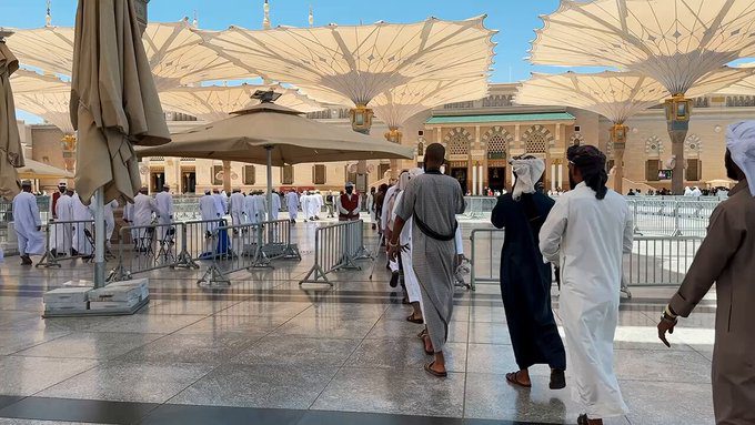 ذوو شهداء القوات اليمنية يزورون المسجد النبوي بعد أداء مناسك الحج