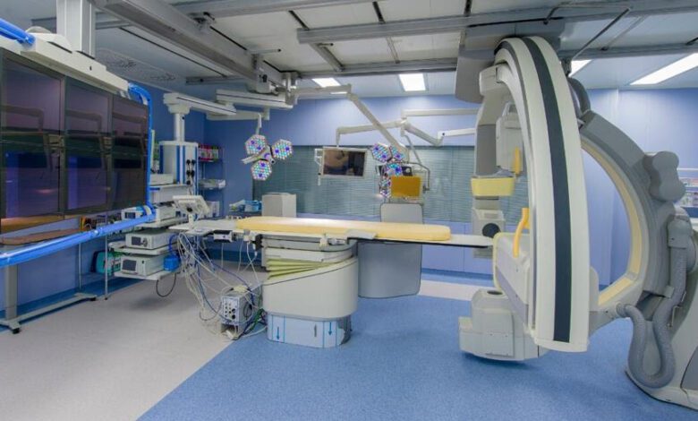 روبوت يجري جراحة دقيقة لحاجة صينية في مكة