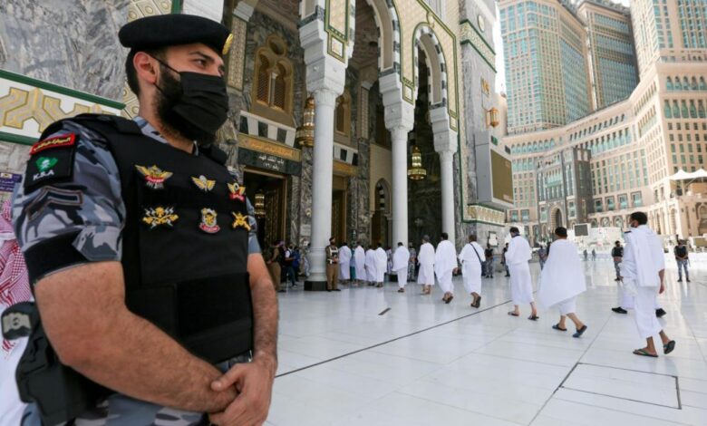 ضبط 99 وافدًا من حاملي تأشيرات الزيارة لمخالفتهم أنظمة وتعليمات الحج
