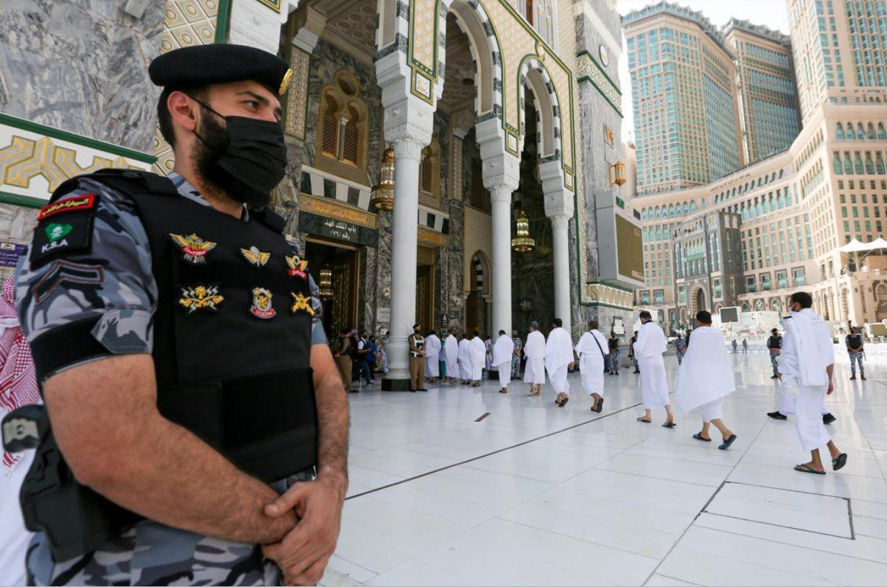 ضبط 99 وافدًا من حاملي تأشيرات الزيارة لمخالفتهم أنظمة وتعليمات الحج