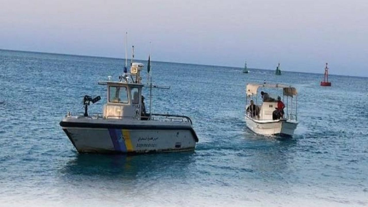 ضبط مخالف لأنظمة الأنشطة البحرية في عسير