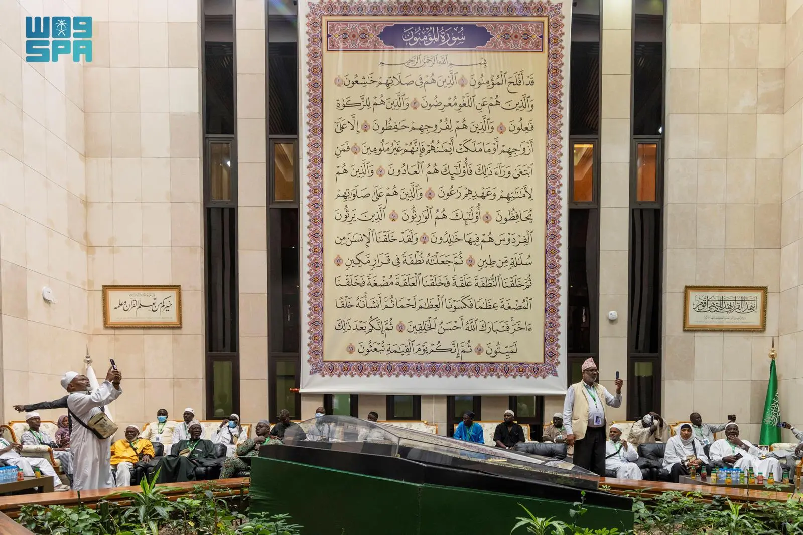 ضيوف برنامج خادم الحرمين يزورون مُجمّع طباعة المصحف بالمدينة المنورة