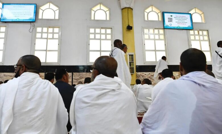 عبر 75 شاشة رقمية.. بث 900 ألف رسالة توعوية للحجاج بمسجد الخيف في مشعر منى