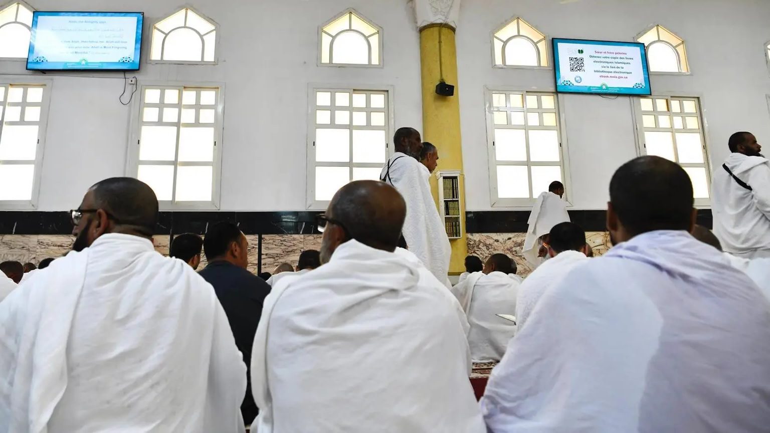 عبر 75 شاشة رقمية.. بث 900 ألف رسالة توعوية للحجاج بمسجد الخيف في مشعر منى