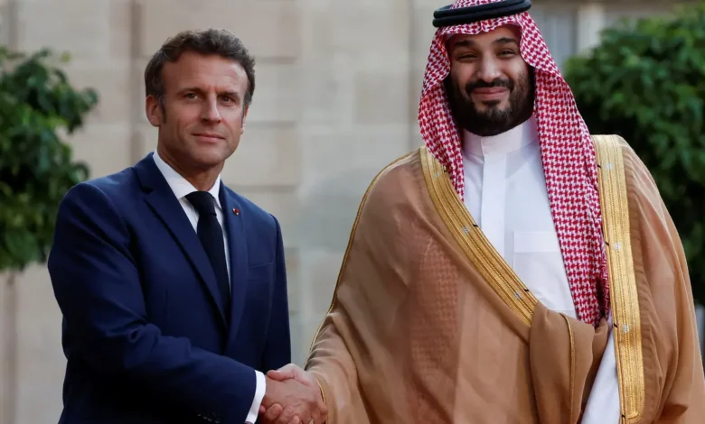 ولي العهد يتلقى اتصالًا هاتفيًا من ماكرون ويبحثان مستجدات الأحداث في المنطقة