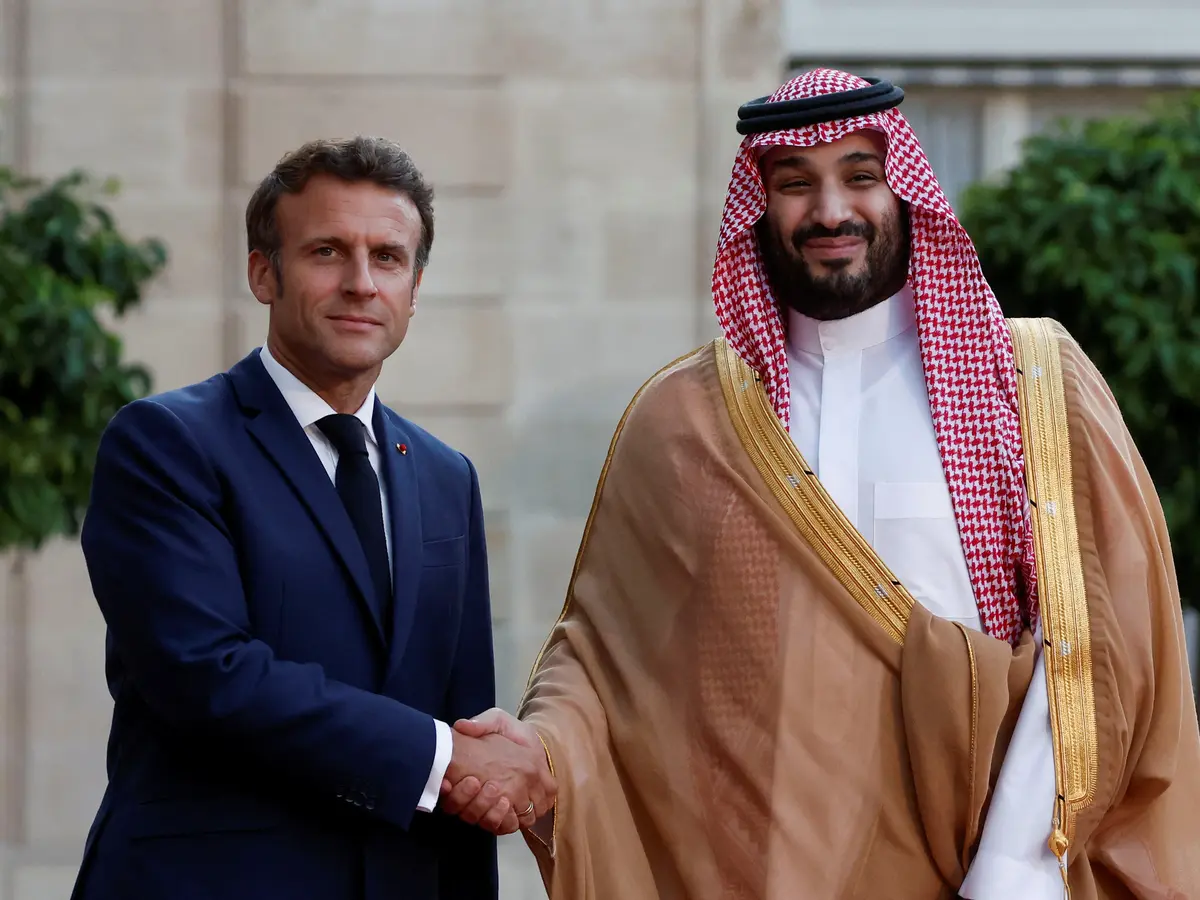ولي العهد يتلقى اتصالًا هاتفيًا من ماكرون ويبحثان مستجدات الأحداث في المنطقة