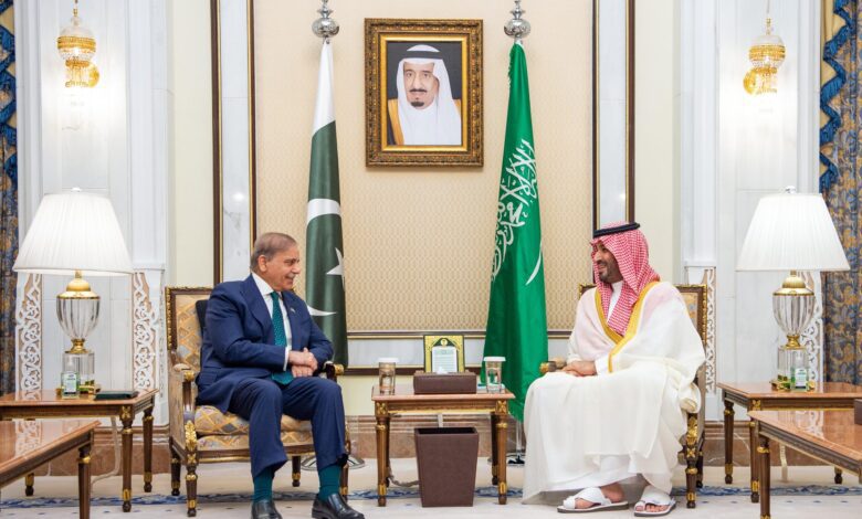 ولي العهد يستقبل رئيس الوزراء الباكستاني ويستعرضان آفاق التعاون الثنائي