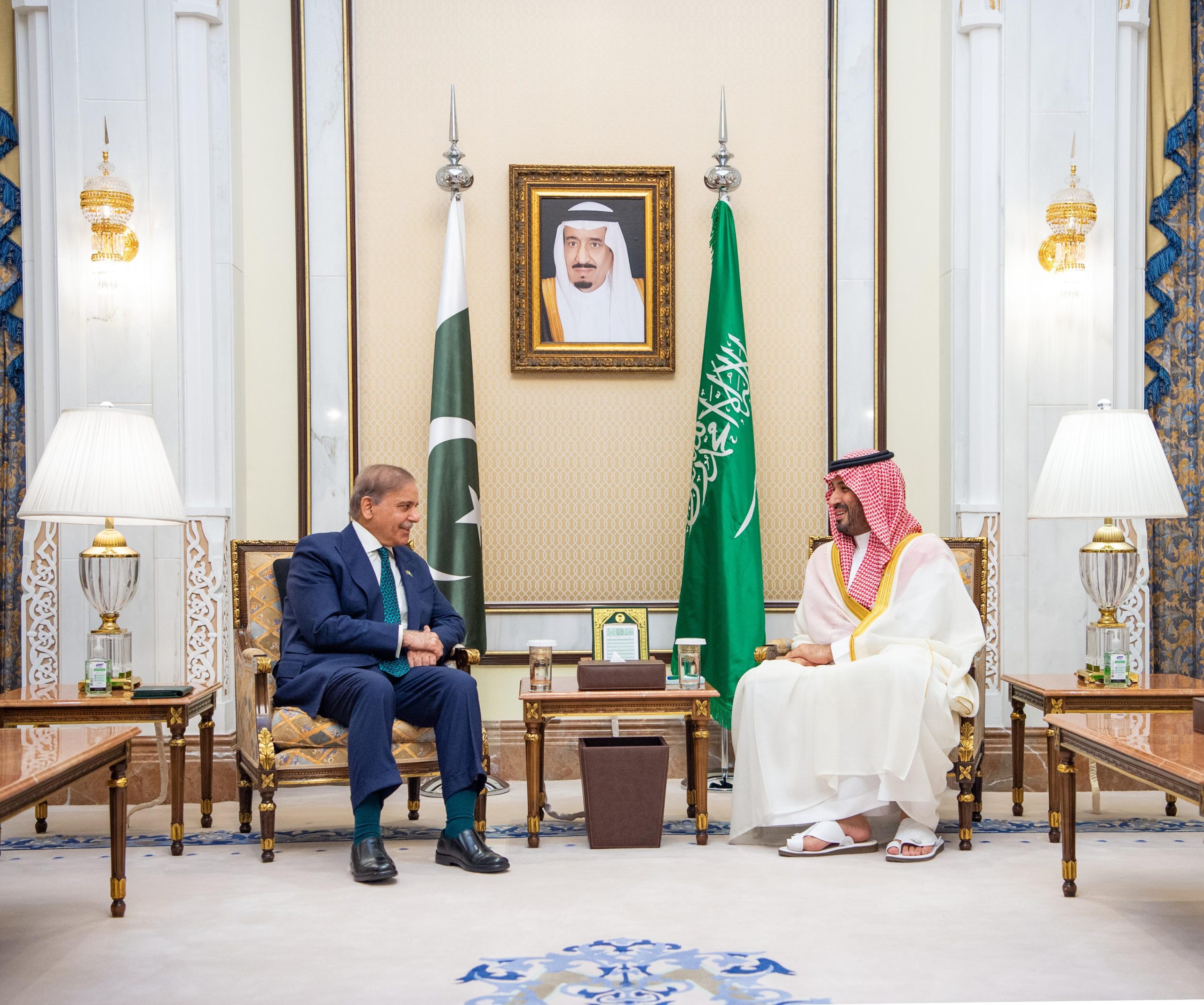 ولي العهد يستقبل رئيس الوزراء الباكستاني ويستعرضان آفاق التعاون الثنائي