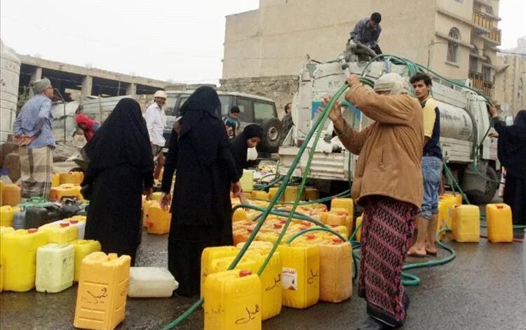 أزمة مياه خانقة تضرب تعز والحوثيون يواصلون استخدام الخدمات كسلاح ضد المدنيين