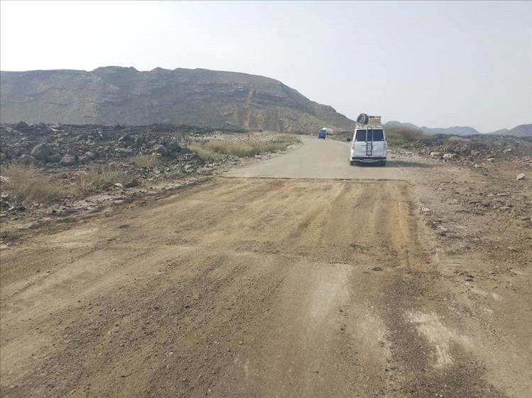 أعمال صيانة الطريق الدولي تتواصل في منطقة العرقوب بمحافظة أبين بدعم من العميد ناصر عبدربه