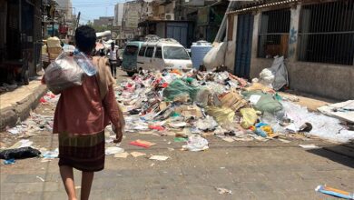 أكوام القمامة تغزو شوارع الشيخ عثمان بعدن مع اقتراب عيد الأضحى