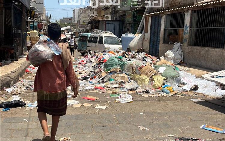 أكوام القمامة تغزو شوارع الشيخ عثمان بعدن مع اقتراب عيد الأضحى