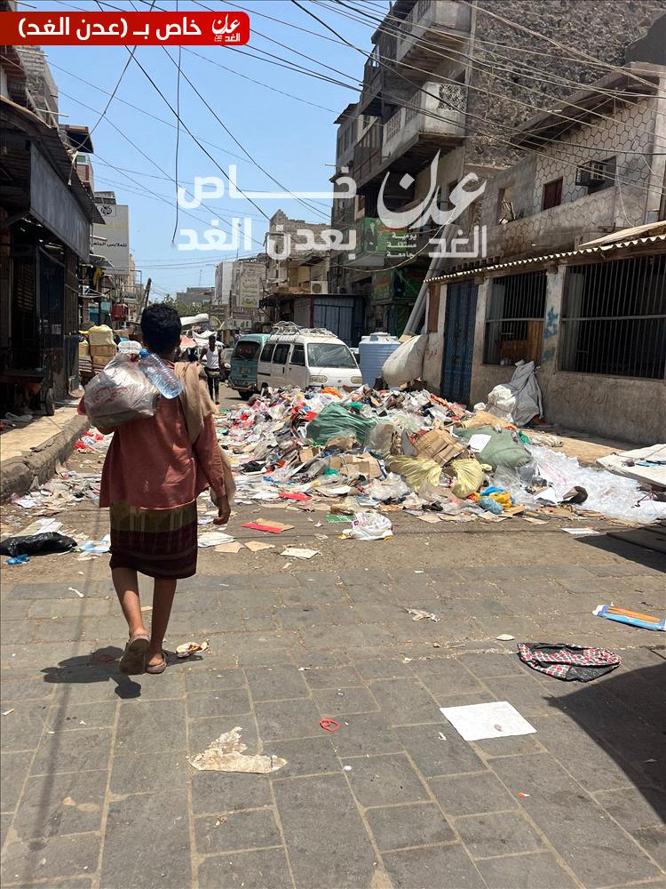 أكوام القمامة تغزو شوارع الشيخ عثمان بعدن مع اقتراب عيد الأضحى