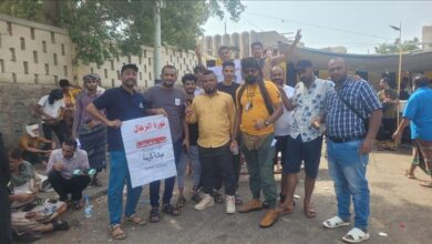 احتجاجات أمام قصر معاشيق للمطالبة بالخدمات وتحسين الأوضاع المعيشية