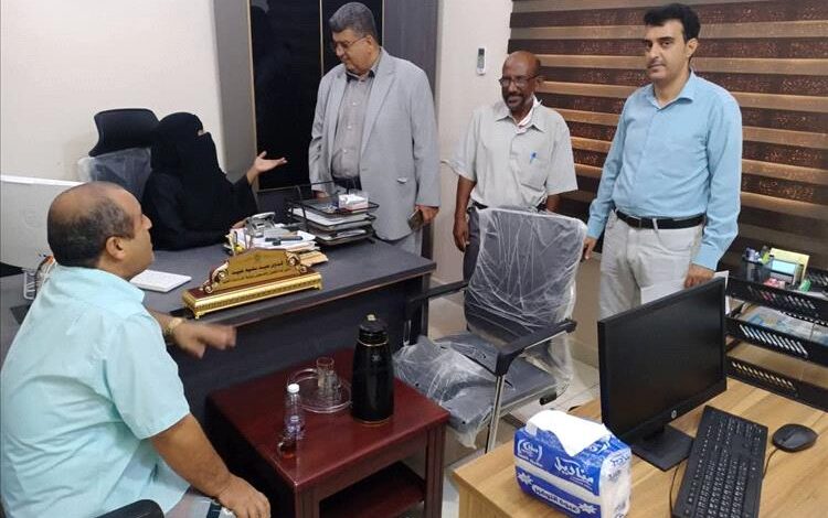 الأمين العام لجامعة المهرة يتفقد الانضباط الوظيفي بعد إجازة عيد الأضحى المبارك