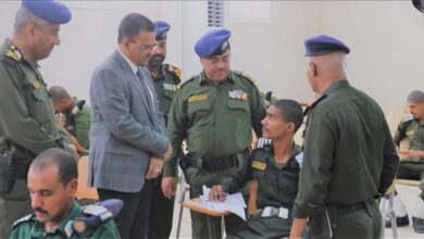 الأمين العام للمجلس المحلي بحضرموت يدشن الامتحانات النهائية بكلية الشرطة