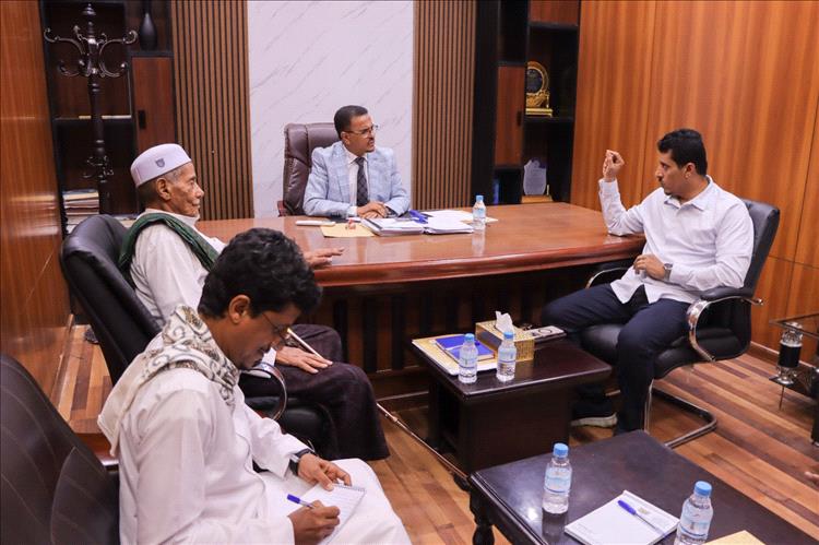 الأمين العام لمحلي حضرموت يلتقي عدداً من وجهاء مديريتي حريضة وعمد