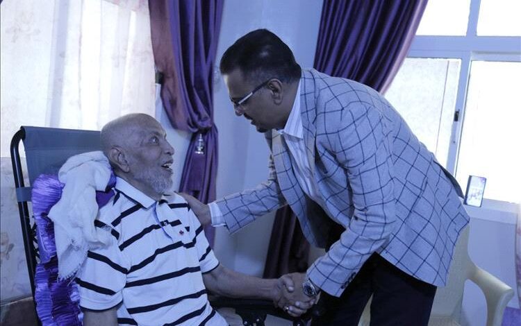 الأمين العام لمحلي حضرموت يهنئ عددًا من الكوادر والرموز الوطنية بعيد الأضحى ويثني على عطاءاتهم في مختلف القطاعات
