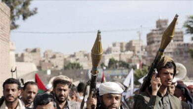 الحوثيون يعلنون جاهزيتهم لفتح طريق حيوي بين تعز وعدن
