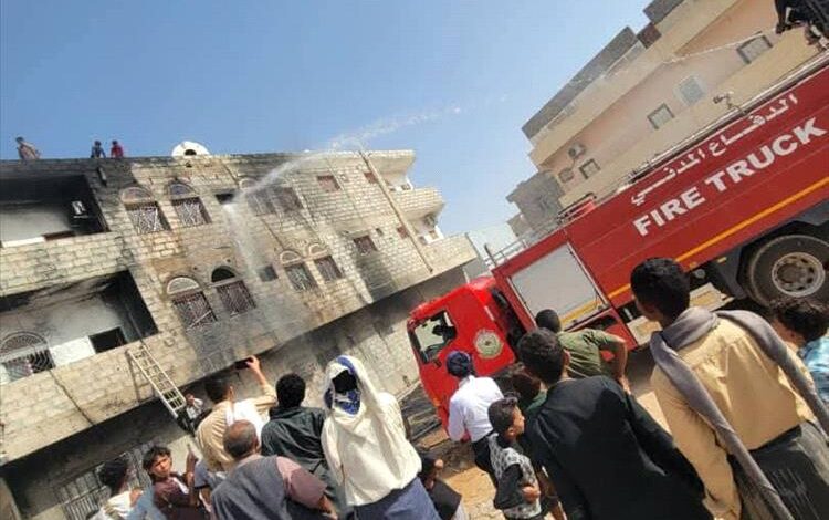 الدفاع المدني بشبوة ينجح في إخماد حريق بشقتين سكنية بمدينة عتق
