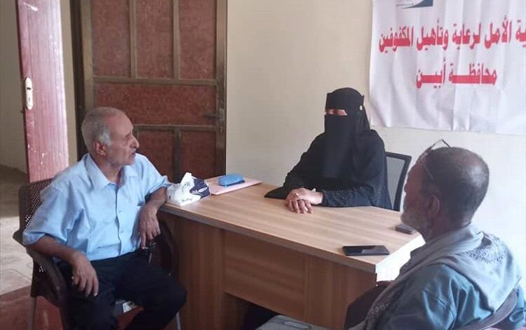 الدكتور  الجراح  الخضر مسعود يزور جمعية الأمل للمكفوفين بأبين ويقترح  غرفة علاج مجانية