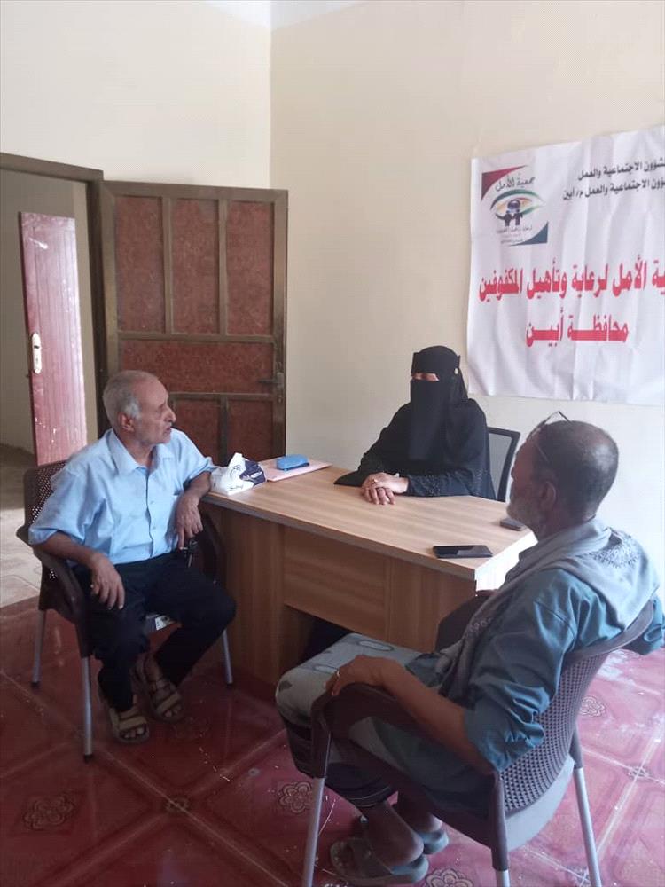 الدكتور الجراح الخضر مسعود يزور جمعية الأمل للمكفوفين بأبين ويقترح غرفة علاج مجانية