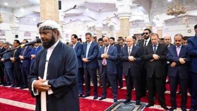 الرئيس العليمي يؤدي صلاة العيد في عدن ويستقبل جموع المهنئين من المواطنين والمسؤولين