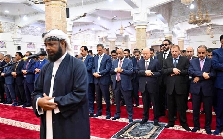 الرئيس العليمي يؤدي صلاة العيد في عدن ويستقبل جموع المهنئين من المواطنين والمسؤولين