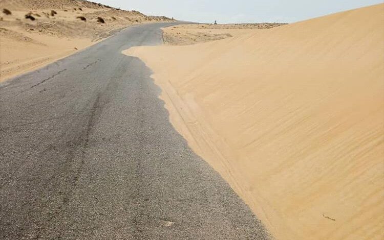 الرمال المتحركة تغزو الخط الدولي عين بامعبد - عزان - عتق وفي مرمى الإغلاق التام