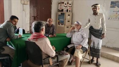 الشيخ باحنحن في زيارة تفقدية للمركز الصحي بالحوطة ويدعو لتطويره إلى مجمع شامل