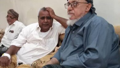 الشيخ حسين باحنحن يطمئن على صحة الشيخ صالح العاقل بن رشيد