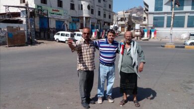 الصحفي صلاح السقلدي ينظم وقفة احتجاجية أمام قصر معاشيق للمطالبة بالخدمات الأساسية