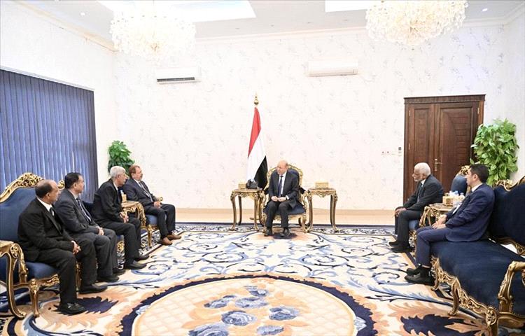القضاة المعينون بالمحكمة العليا يؤدون اليمين القانونية امام رئيس مجلس القيادة الرئاسي