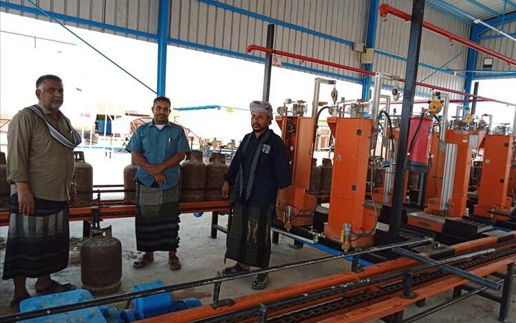 اللجنة الفرعية للغاز تتفقد سير العمل بمحطة تعبئة اسطوانات الغاز المنزلي بمحطة ميفعة