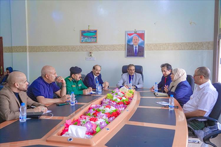 اللجنة الوطنية للتحقيق تلتقي السلطة المحلية وتشيد بالتكامل المؤسسي واحترام حقوق الإنسان بشبوة