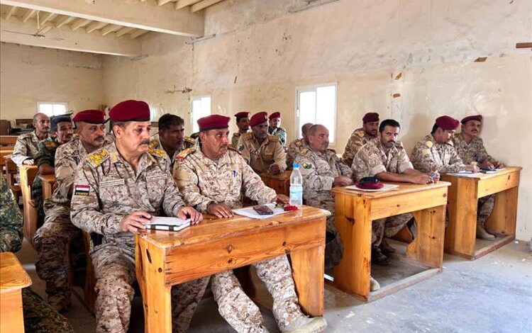 اللواء مرصع يدشن دورتين تدريبيتين في محور الغيضة لتعزيز الجاهزية والانضباط العسكري