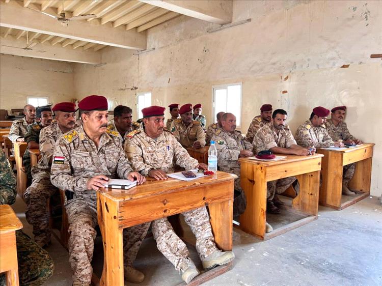 اللواء مرصع يدشن دورتين تدريبيتين في محور الغيضة لتعزيز الجاهزية والانضباط العسكري