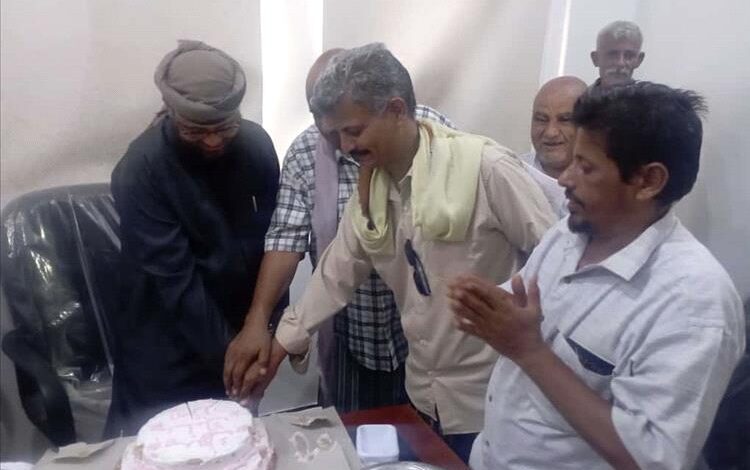 المكتب التنفيذي بمضاربة لحج يحتفي بنجاح المدير العام في السنة التمهيدية للماجستير بالتفوق العلمي