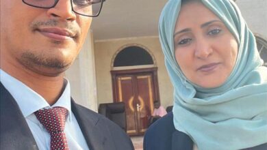 الناشطة ألفت الدبعي تشارك في صلاة العيد في قصر معاشيق
