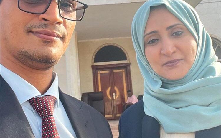 الناشطة ألفت الدبعي تشارك في صلاة العيد في قصر معاشيق