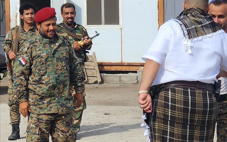 النقيب رامي محمد إسماعيل يتفقد المرابطين في مواقع المنطقة الحرة بعدن ويهنئهم بعيد الأضحى