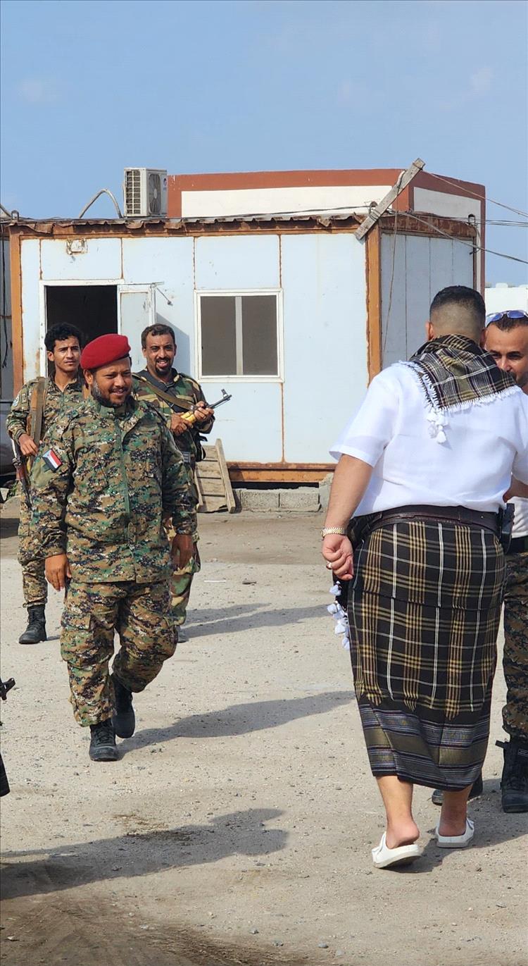 النقيب رامي محمد إسماعيل يتفقد المرابطين في مواقع المنطقة الحرة بعدن ويهنئهم بعيد الأضحى