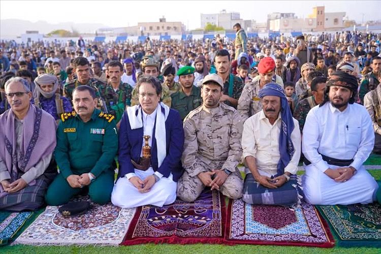 الوكيل الخليفي والعميد النسي يؤديان صلاة عيد الأضحى المبارك ويستقبلان المهنئين في مدينة عتق