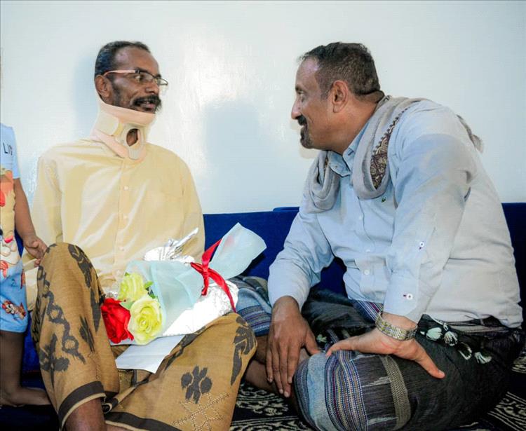 الوكيل النوبة يُنفّذ زيارات عيدية للجرحى المقعدين في منازلهم
